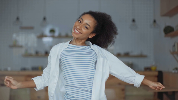 Gelukkig African American Girl dansen in café - Video