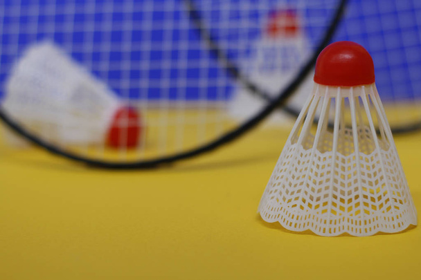 Badminton. Three shuttlecocks and two badminton racket. T - Foto, Imagen