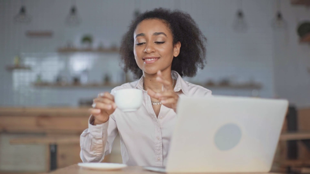 jolie femme d'affaires afro-américaine utilisant un ordinateur portable dans un café
 - Séquence, vidéo