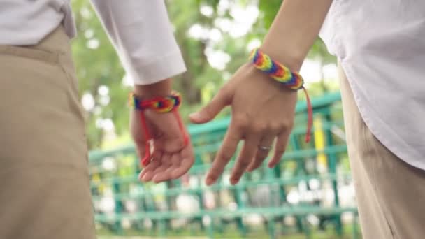 Zeitlupe nahaufnahme von glücklichem lesbischem paar beim händchenhalten, lgbt love concept - Filmmaterial, Video
