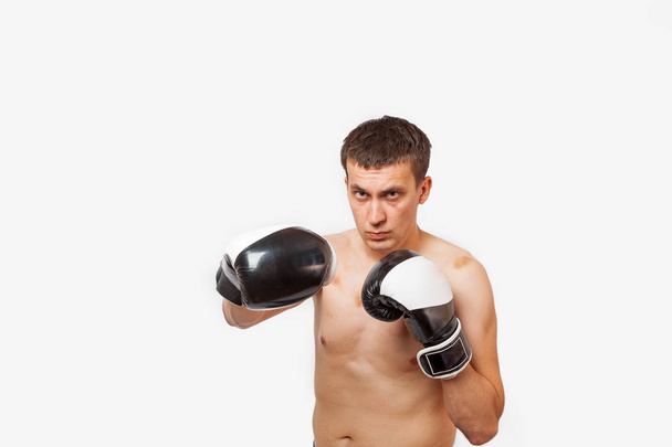 Человек в боксёрских перчатках с синяками на теле и лице ранит
 - Фото, изображение
