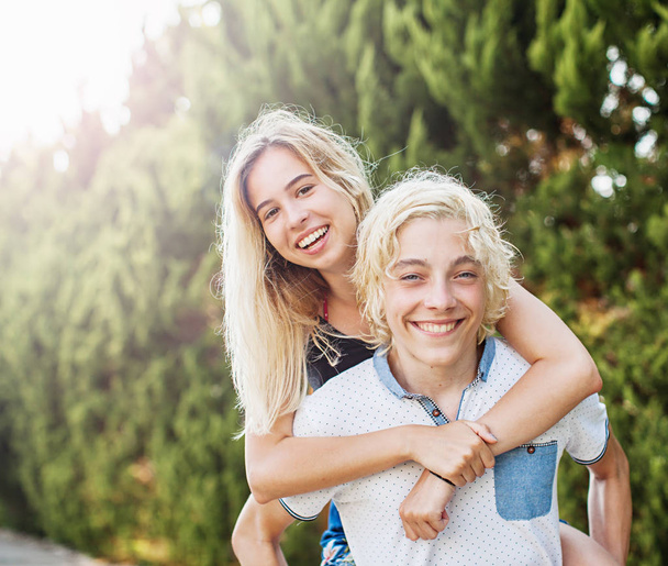 Happy smiling teen couple embracing - Fotoğraf, Görsel