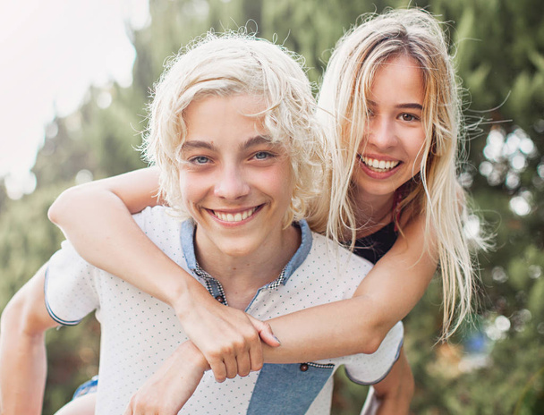 Happy smiling teen couple embracing - Zdjęcie, obraz