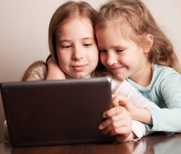 Children playing on tablet - Foto, Imagem