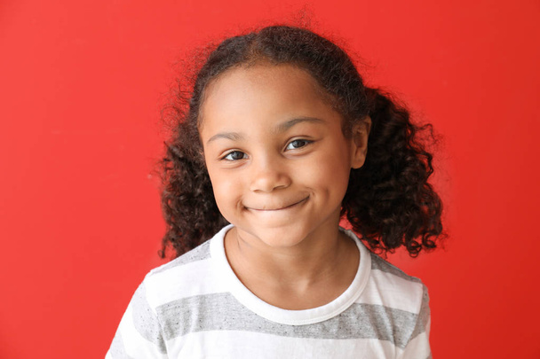 Porträt von entzückenden kleinen afrikanisch-amerikanischen Mädchen auf farbigem Hintergrund - Foto, Bild