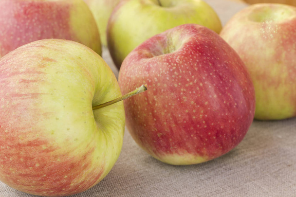 Rijpe rode appels. Close-up - Foto, afbeelding