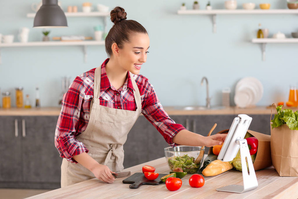 Gyönyörű nő finom zöldségsaláta konyha otthon készül - Fotó, kép