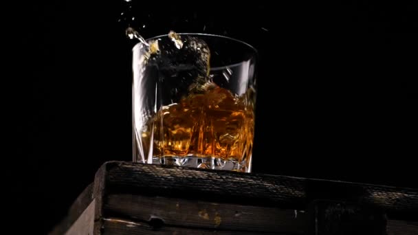 Golden whiskey with ice - Felvétel, videó