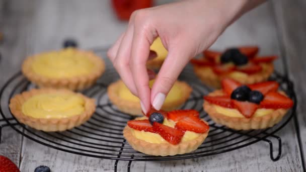 Tartlet vaniljakastikkeella, mansikoilla ja mustikoilla
. - Materiaali, video