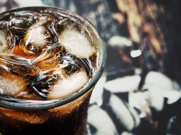 Bebida de cola con cubitos de hielo
 - Foto, Imagen