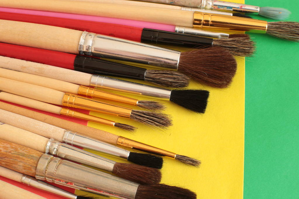 Molti pennelli di diverse dimensioni e forme per dipingere vernici
 - Foto, immagini