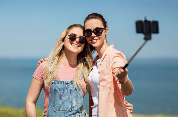 tiener meisjes of vrienden nemen selfie in de zomer - Foto, afbeelding