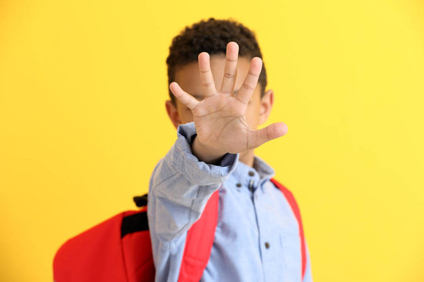 Lindo colegial afroamericano mostrando el gesto STOP en el fondo de color
 - Foto, Imagen