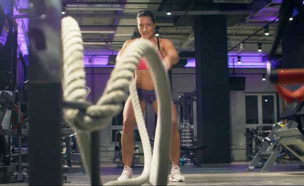 Silna kobieta trening sportowca za pomocą lin bojowych - Zdjęcie, obraz
