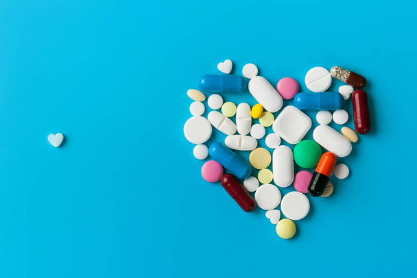 Assorted pharmaceutical medicine pills. Heart shape - Foto, Bild