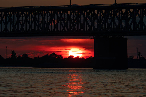 Brücke über den Amur bei Sonnenuntergang. Russland. Chabarowsk. Foto aus der Mitte des Flusses. - Foto, Bild