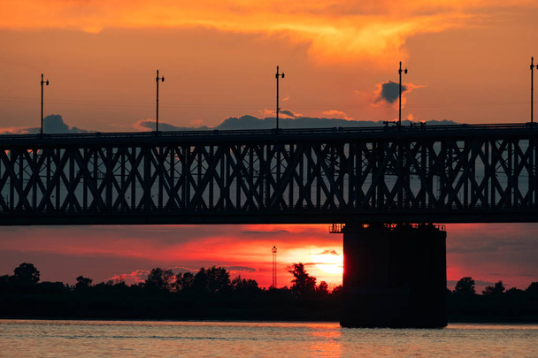 Міст над річкою Амурська на заході сонця. Росія. Хабаровську. Фото з середини ріки. - Фото, зображення