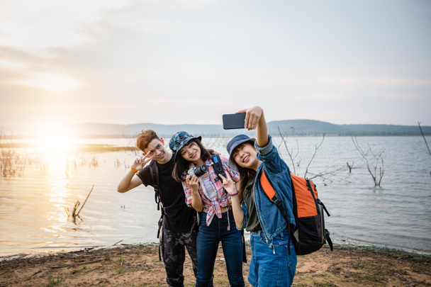 Sırt çantaları ile Genç arkadaş Asya Grubu birlikte yürüyüş ve fotoğraf selfie alarak, tatil kavramı rahatlayın zaman  - Fotoğraf, Görsel