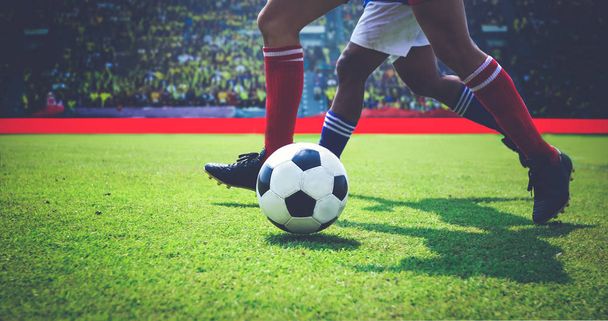 ποδόσφαιρο ή ποδοσφαιριστές που τρέχουν με μπάλα στο γήπεδο για να κλωτσήσει την μπάλα ποδοσφαίρου στο γήπεδο ποδοσφαίρου - Φωτογραφία, εικόνα