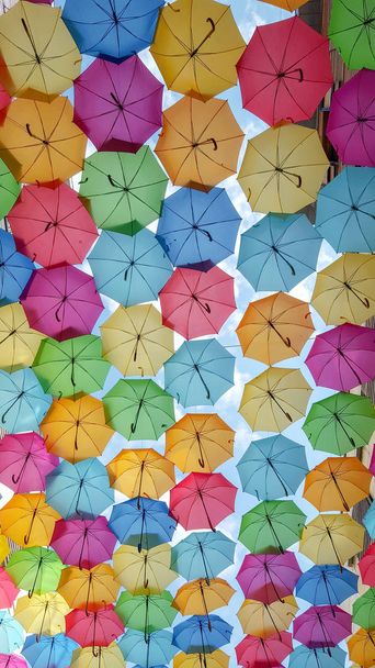 Много красочных зонтов в небе город декорации фона в небе
 - Фото, изображение