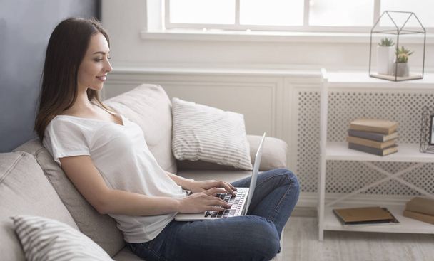 Tyttö selailu työmahdollisuuksia verkossa kannettavan kotona
 - Valokuva, kuva