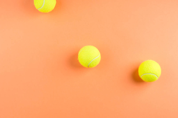 Tres pelotas de tenis en naranja. Concepto
 - Foto, imagen