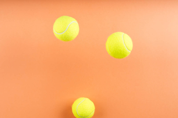 Teniszlabda pattogó a narancs. Koncepció - Fotó, kép