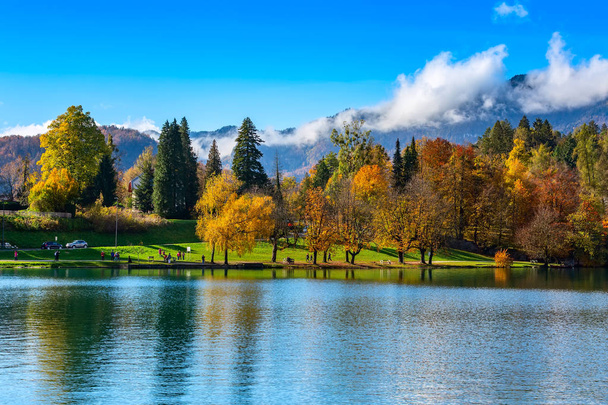 Blauer See, Herbstbäume und Berge, Slowenien - Foto, Bild