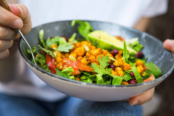 Comer limpo, vegan saudável saladeira closeup, mulher segurando s
 - Foto, Imagem