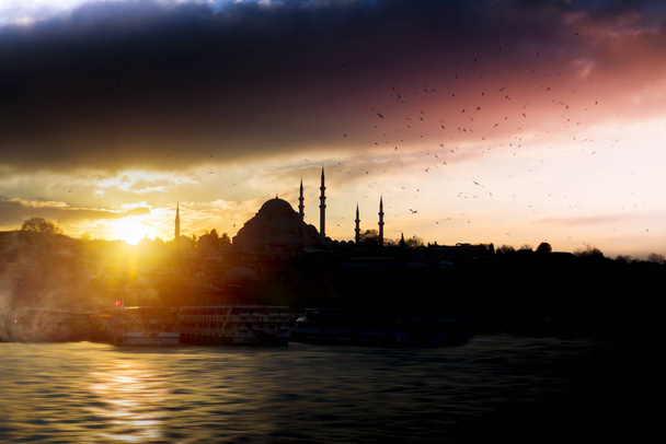 A nova mesquita (turco: Yeni Camii) em Istambul ao pôr-do-sol. Turquia
 - Foto, Imagem