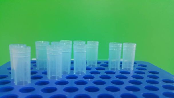 Vista de perto das pontas azuis de micro litro em caixa de microponta com orifícios vazios
. - Foto, Imagem