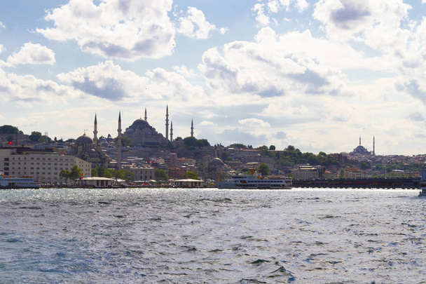 Uusi moskeija (turkki: Jeni Camii) Istanbulissa auringonlaskun aikaan. Turkki
 - Valokuva, kuva