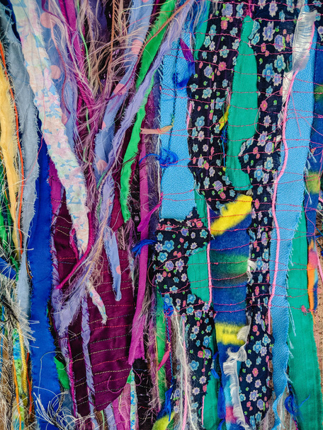 Renkli dokulu kumaş şeritler birlikte dikilir. Tekstil sanat arka planı. - Fotoğraf, Görsel
