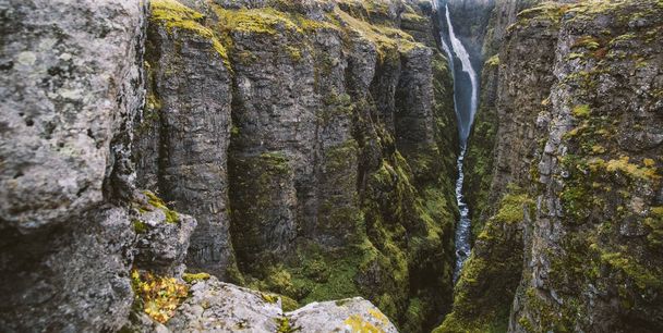 曇りの日に有名なアイスランドの滝のパノラマ写真 w - 写真・画像