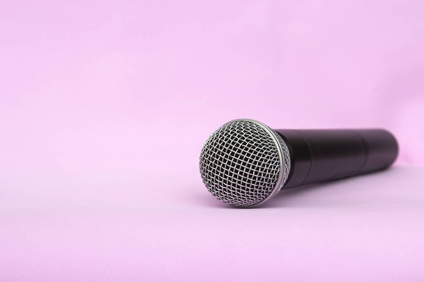 Microphone vocal argenté sans fil pour enregistrements audio, karaoké sur fond rose
 - Photo, image