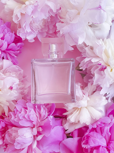 garrafa de perfume peônia flor
 - Foto, Imagem