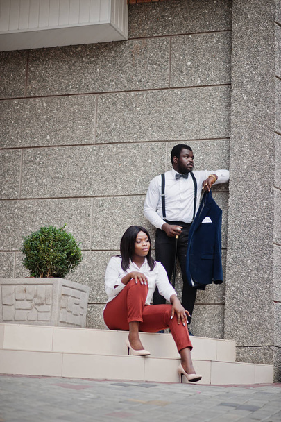 フォーマルな服装でスタイリッシュなアフリカ系アメリカ人カップル。ロマンチックなカップル  - 写真・画像
