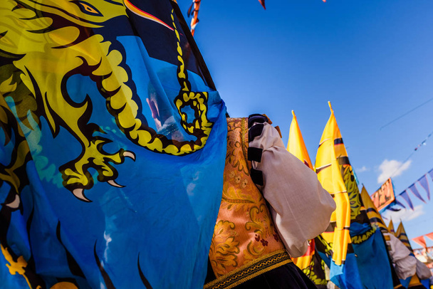 Bandiere della Confraternita degli Sbandieratori Di Fivizzano sfilata
  - Foto, immagini