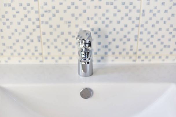 Badezimmerausstattung mit Waschbecken und Wasserhahn. - Foto, Bild