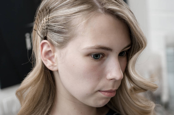 Blonde girl with long hair with wave hairstyle - Valokuva, kuva