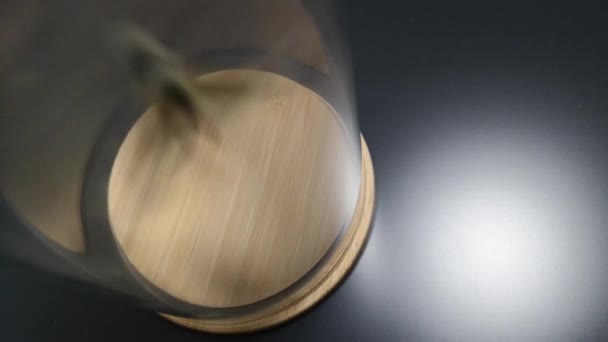 Pyydetty valkoinen perhonen lentää ja lyö lasiseinää lasipurkissa. Ponnistelun turhuuden käsite
 - Materiaali, video