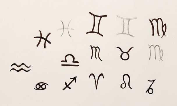 Käsin piirretty horoskooppi astrologia symbolit paperilla
. - Valokuva, kuva