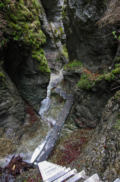 Trilha perigosa através da cachoeira (usando Via Ferrata), Parque Nacional Slovak Paradise, Eslováquia
 - Foto, Imagem