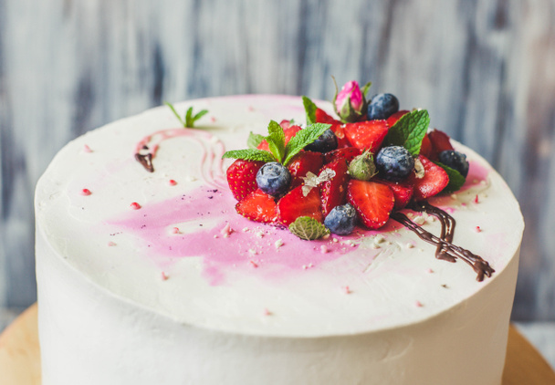 Фламінго торт з ягодами на вечірці
 - Фото, зображення