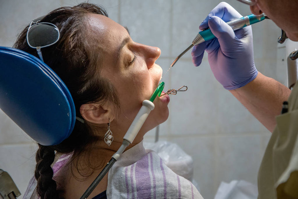 Dentiste lave ro femme de l'eau patient, clinique dentaire privée
 - Photo, image