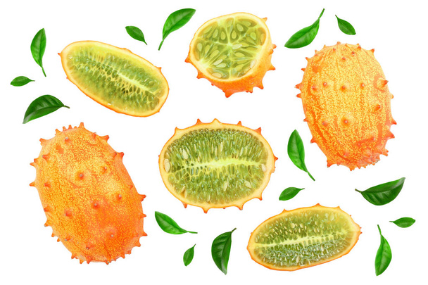 Kiwano oder gehörnte Melone isoliert auf weißem Hintergrund, Draufsicht. flache Lage. - Foto, Bild