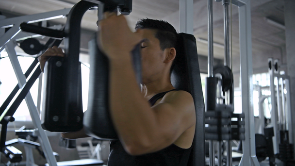 Concepto deportivo. Los atletas masculinos están construyendo fuertes músculos del pecho
. - Imágenes, Vídeo