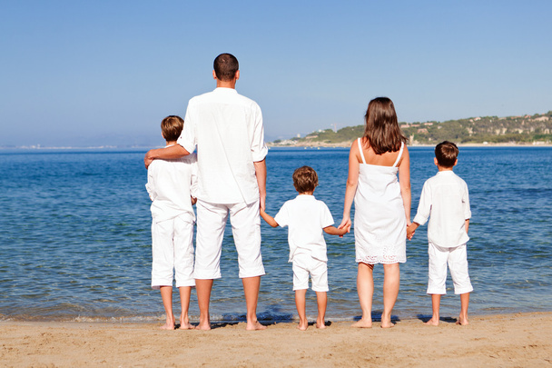 jonge gezin met drie kinderen op vakantie - Foto, afbeelding