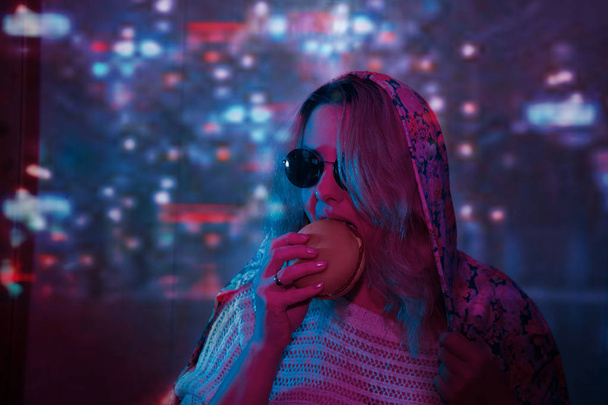 Pretty girl in stylish glasses. Style, Modern neon light night city lights - Foto, Imagem