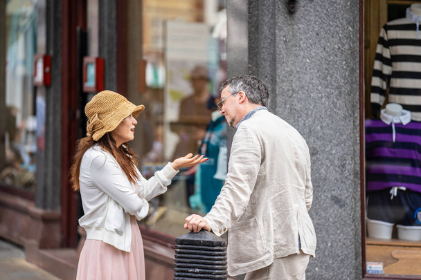 Cambridge, Royaume-Uni, 1 août 2019. Couple international ayant une conversation dans une rue
 - Photo, image